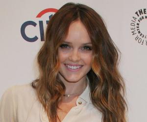 Rebecca Breeds Biography