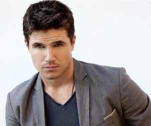 Robbie Amell Biography