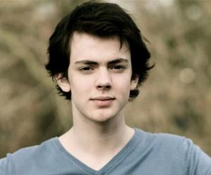 Skandar Keynes