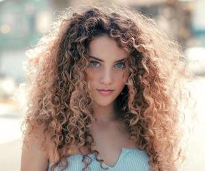 Sofie Dossi - Bio, Facts, Family Life of Gymnast