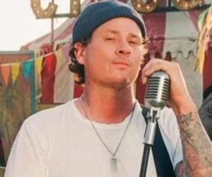 Tom DeLonge Biography